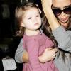 Victoria Beckham arrive à l'aéroport de Los Angeles avec sa fille Harper le 1er décembre 2012.