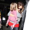 Victoria Beckham débarque à l'aéroport de Los Angeles avec sa fille Harper le 1er décembre 2012.