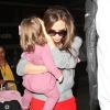 Victoria Beckham débarque à l'aéroport de Los Angeles avec sa fille Harper le 1er décembre 2012.
