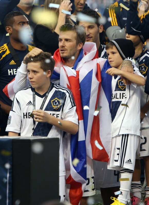 David Beckham fait ses adieux, avec ses fils, à son club des 'LA Galaxy' apres leur victoire à Carson, USA, le 1er Decembre 2012. 