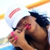 Rihanna, sexy sur son yacht avec sa casquette Supreme durant ses vacances d'été sur la Côte d'Azur.