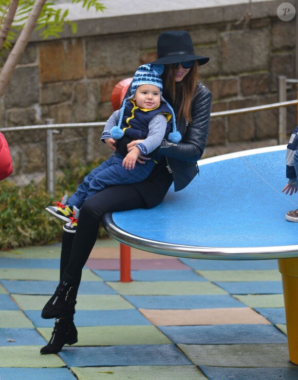 L'adorable Flynn s'amuse dans un parc de New York avec sa maman Miranda Kerr. Le 2 décembre 2012