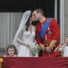 Kate Middleton et le prince William, amoureux et tout juste mariés, au balcon de Buckingham Palace le 29 avril 2011