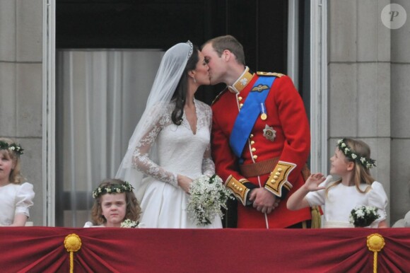 Kate Middleton et le prince William, amoureux et tout juste mariés, au balcon de Buckingham Palace le 29 avril 2011