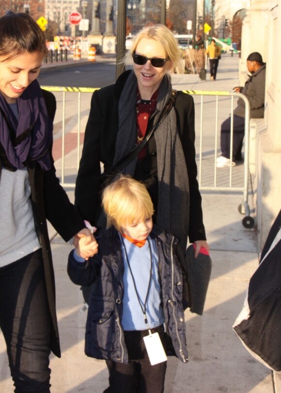 Naomi Watts, son compagnon Liev Schreiber et leurs fils Alexander et Samuel ont pris un train pour New York au départ de Washington D.C. Le 3 decembre 2012 : leurs enfants sont des anges irrésistibles