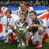 David Beckham et ses trois enfants Brooklyn, Romeo et Cruz après avoir été sacré champion de MLS avec son équipe du Galaxy de Los Angeles le 3 décembre 2012 au Home Depot Center de Carson City