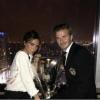 David Beckham et sa femme Victoria posent avec le trophée de la MLS obtenu le 1er décembre 2012 à Los Angeles