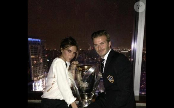David Beckham et sa femme Victoria posent avec le trophée de la MLS obtenu le 1er décembre 2012 à Los Angeles