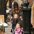 Sarah Jessica Parker en promenade avec ses filles Marion et Tabitha, et sa nounou, dans les rues de New York le 4 décembre 2012.
