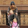 Sarah Jessica Parker en promenade avec ses filles Marion et Tabitha, dans les rues de New York le 4 décembre 2012.