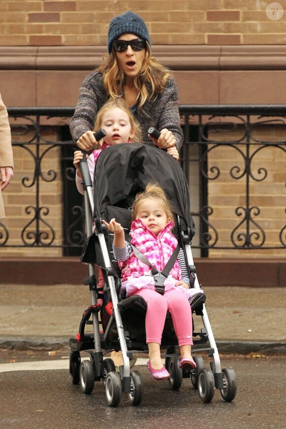 Sarah Jessica Parker en promenade avec ses filles Marion et Tabitha, dans les rues de New York le 4 décembre 2012.