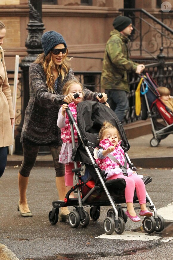 L'actrice Sarah Jessica Parker en promenade avec ses filles Marion et Tabitha, et sa nounou, dans les rues de New York le 4 décembre 2012.