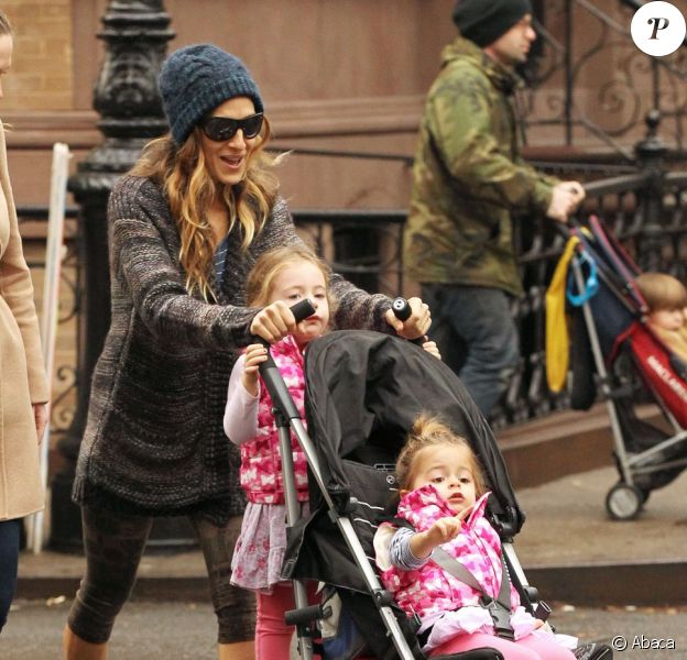 L'actrice Sarah Jessica Parker en promenade avec ses filles Marion et Tabitha, et sa nounou, dans les rues de New York le 4 décembre 2012.