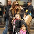 La jolie Sarah Jessica Parker en promenade avec ses filles Marion et Tabitha, et sa nounou, dans les rues de New York le 4 décembre 2012.