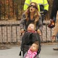 Sarah Jessica Parker en promenade avec ses filles Marion et Tabitha, et sa nounou, dans les rues de New York le 4 décembre 2012.