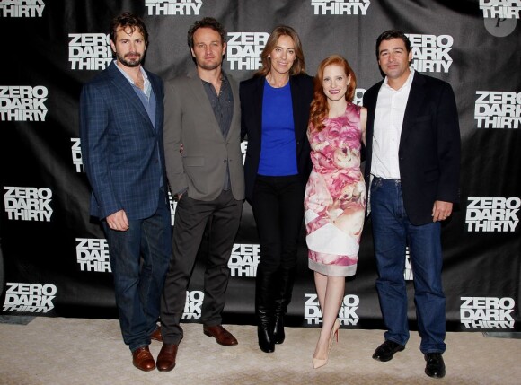 Le scénariste et producteur Mark Boal aux côtés de Jason Clarke, Kathryn Bigelow, Jessica Chastain, Kyle Chandler au photocall du film Zero Dark Thirty à New York, le 3 décembre 2012.