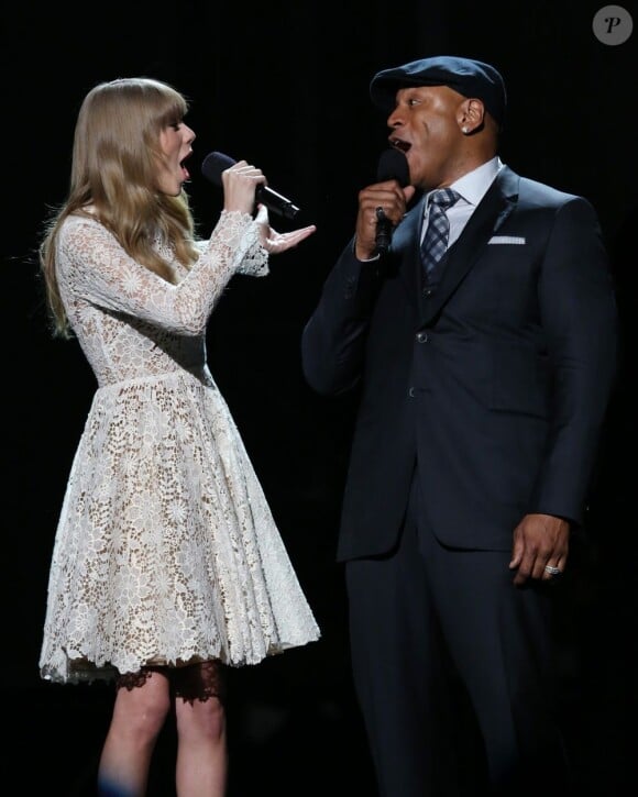 Taylor Swift et LL Cool J lors de la soirée des nominations pour les Grammy Awards 2013, le 5 décembre 2012 à Nashville.