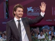 Emile Hirsch (Into the Wild) se soulage sur un cactus en discothèque... Classe !