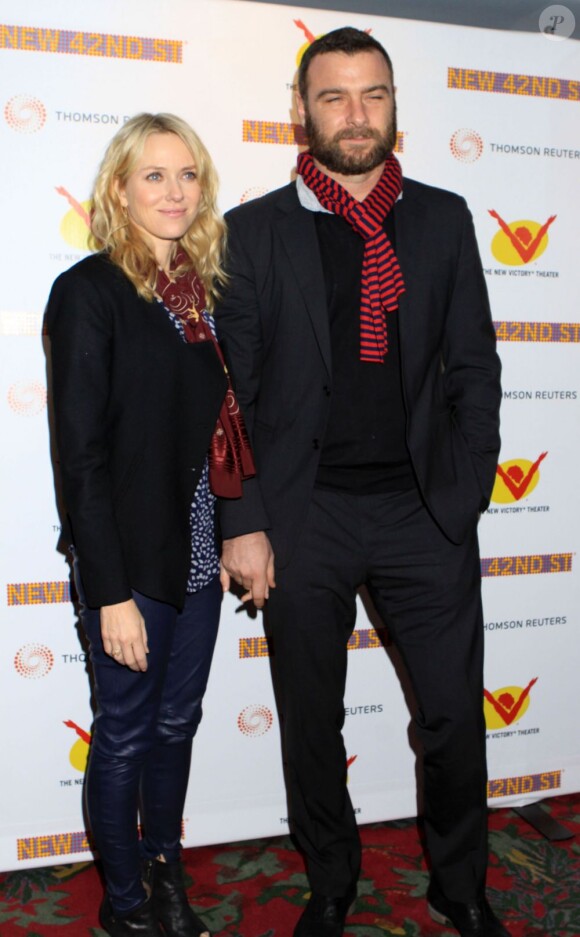 Liev Schreiber et Naomi Watts main dans la main  au 42e Street Gala, gala de charité qui honorait l'Australia Council for the Arts, à New York le 5 décembre 2012. 