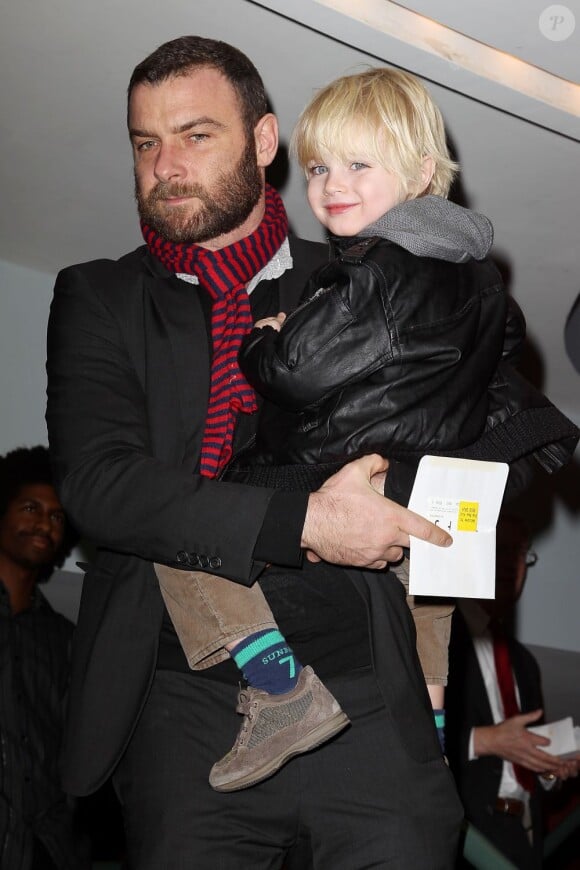 Liev Schreiber et son fils Samuel au 42e Street Gala, gala de charité qui honorait l'Australia Council for the Arts, à New York le 5 décembre 2012. 