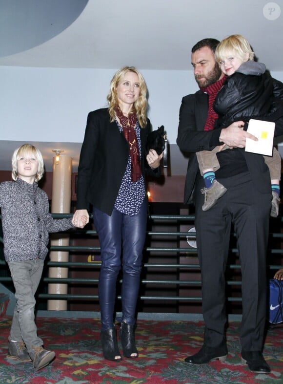 Naomi Watts et Liev Schreiber avec leurs enfants Alexander et Samuel au 42e Street Gala, gala de charité qui honorait l'Australia Council for the Arts, à New York le 5 décembre 2012. 