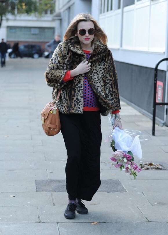 Fearne Cotton, enceinte, quitte les studios de la radio One à Londres. Le 5 decembre 2012. Son dernier jour de travail ?