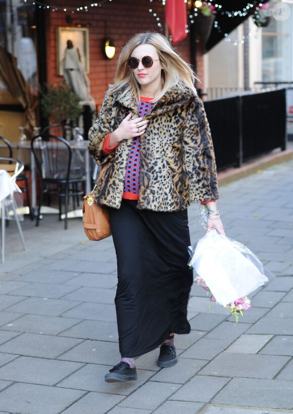 Fearne Cotton, enceinte, quitte les studios de la radio One à Londres. Le 5 decembre 2012.