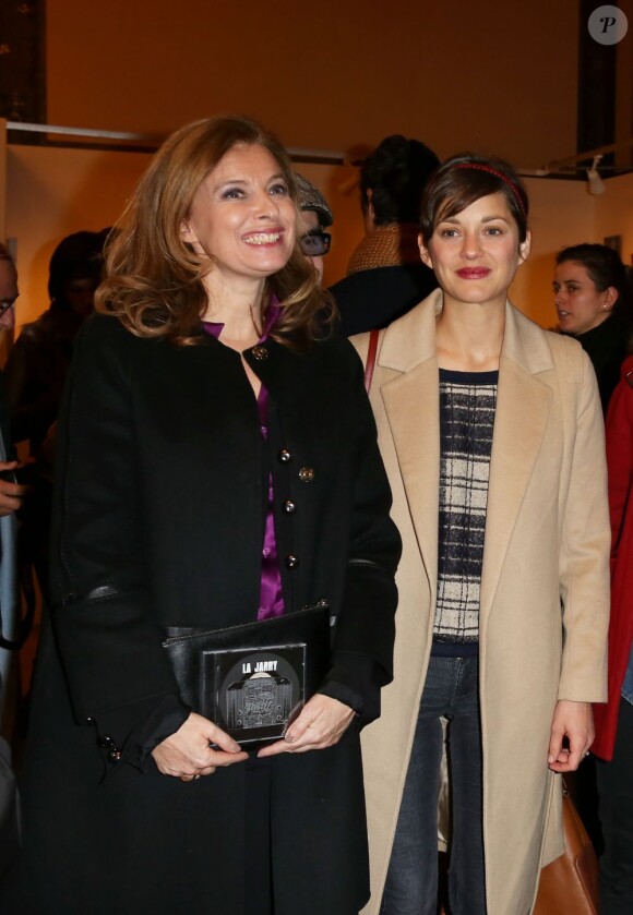 Valérie Trierweiler et Marion Cotillard - Inauguration de l'exposition des toiles de Florence Cassez à la mairie du douzième arrondissement de Paris, le 6 décembre 2012.