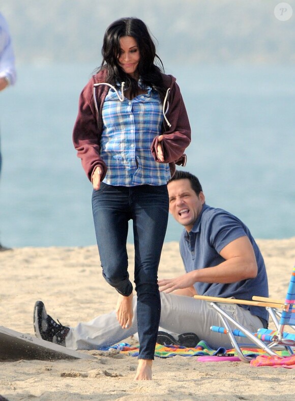 Courteney Cox et Josh Hopkins sur le tournage de "Cougar Town" à Malibu, le 6 decembre 2012.