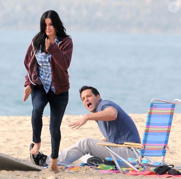 Courteney Cox et Josh Hopkins sur le tournage de "Cougar Town" à Malibu, le 6 decembre 2012. La fille de Courteney, Coco, est venue lui rendre visite.