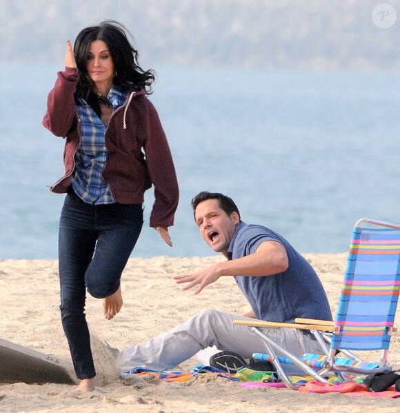 Courteney Cox et Josh Hopkins sur le tournage de "Cougar Town" à Malibu, le 6 decembre 2012. La fille de Courteney, Coco, est venue lui rendre visite.