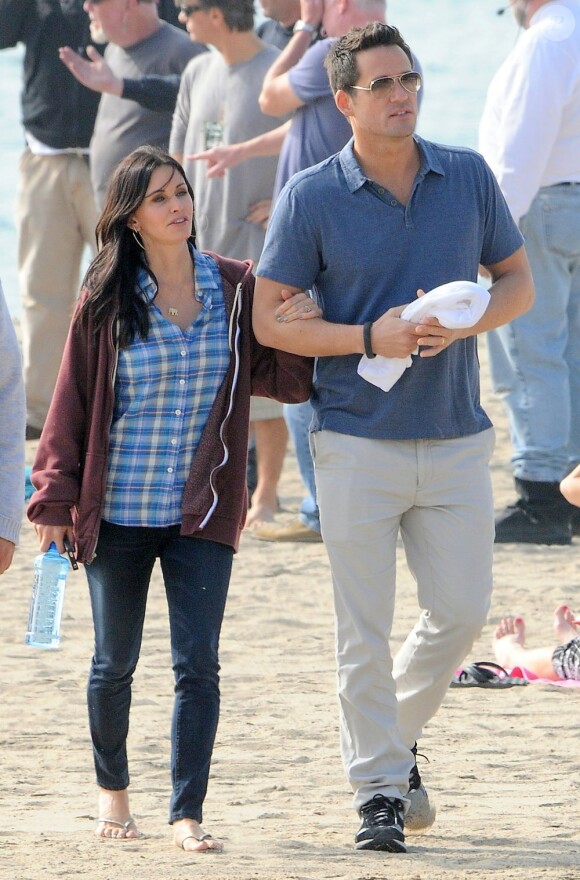 Courteney Cox et Josh Hopkins sur le tournage de "Cougar Town" à Malibu, le 6 decembre 2012. La fille de Courteney, Coco, est venue lui rendre visite.