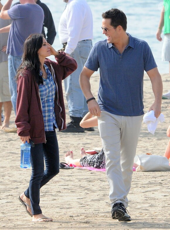 Courteney Cox et Josh Hopkins sur le tournage de "Cougar Town" à Malibu, le 6 decembre 2012. La fille de Courteney, Coco, est venue lui rendre visite.