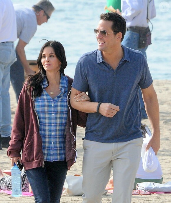 Courteney Cox et Josh Hopkins sur le tournage de "Cougar Town" à Malibu, le 6 decembre 2012. La fille de Courteney, Coco, est venue lui rendre visite.