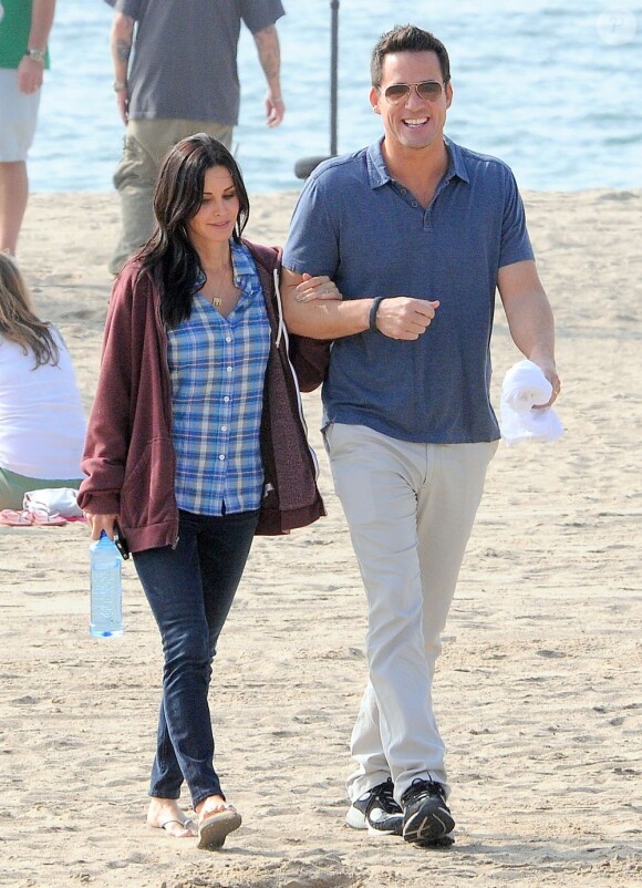 Courteney Cox et Josh Hopkins sur le tournage de "Cougar Town" à Malibu, le 6 decembre 2012. La fille de Courteney, Coco, est venue lui rendre visite.
