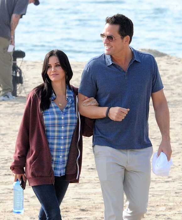 Courteney Cox et Josh Hopkins sur le tournage de "Cougar Town" à Malibu, le 6 decembre 2012. La fille de Courteney, Coco, est venue lui rendre visite.