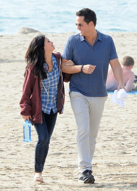 Courteney Cox et Josh Hopkins sur le tournage de "Cougar Town" à Malibu, le 6 decembre 2012. La fille de Courteney, Coco, est venue lui rendre visite.