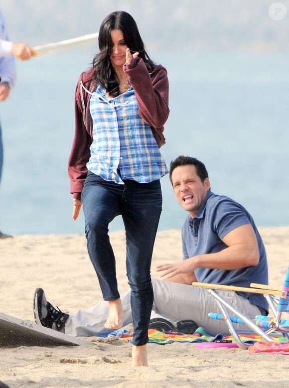 Courteney Cox et Josh Hopkins sur le tournage de "Cougar Town" à Malibu, le 6 decembre 2012. La fille de Courteney, Coco, est venue lui rendre visite.