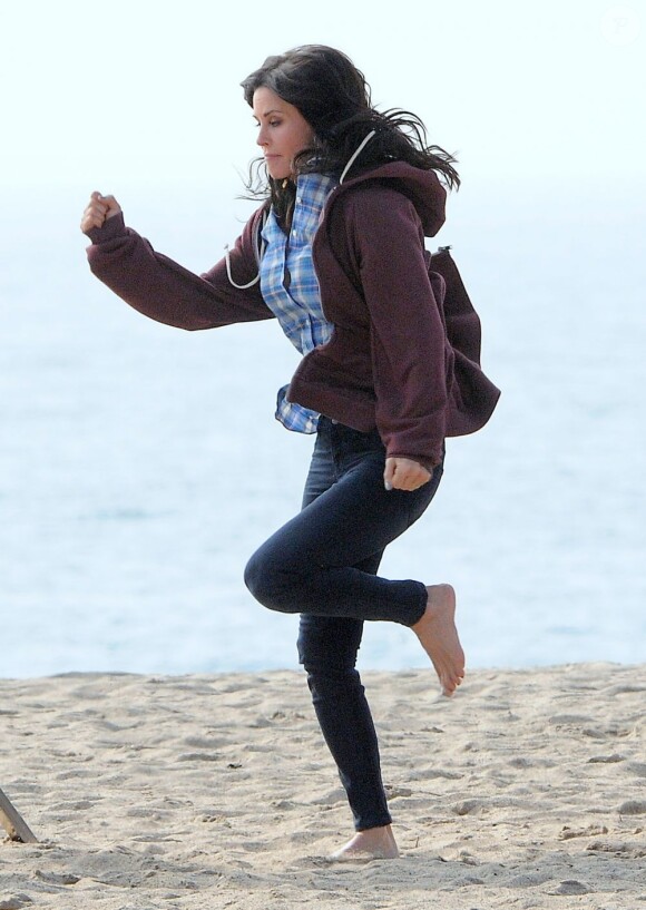 Courteney Cox et Josh Hopkins sur le tournage de "Cougar Town" à Malibu, le 6 decembre 2012. La fille de Courteney, Coco, est venue lui rendre visite.