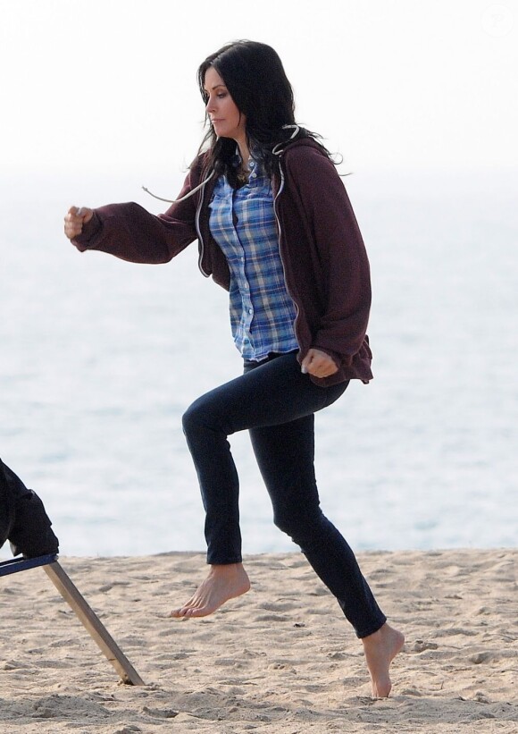 Courteney Cox et Josh Hopkins sur le tournage de "Cougar Town" à Malibu, le 6 decembre 2012. La fille de Courteney, Coco, est venue lui rendre visite.