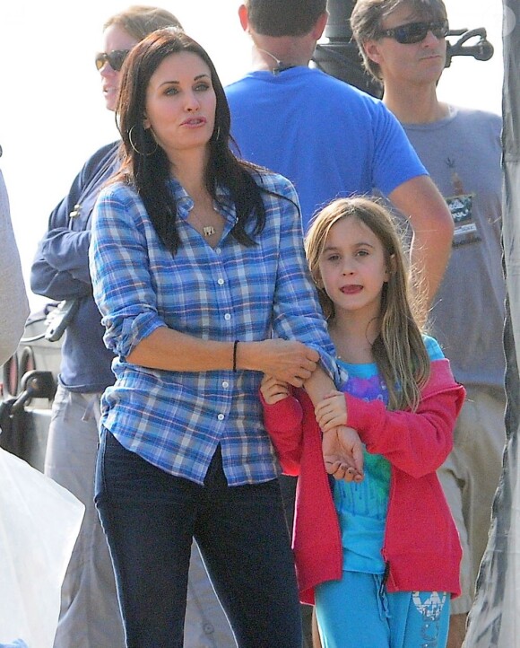 Courteney Cox et Josh Hopkins sur le tournage de "Cougar Town" à Malibu, le 6 decembre 2012. La fille de Courteney, Coco, est venue lui rendre visite.