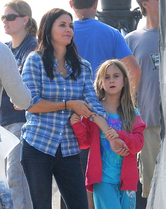 Courteney Cox et sa fille Coco, sur le tournage de "Cougar Town" à Malibu, le 6 decembre 2012.