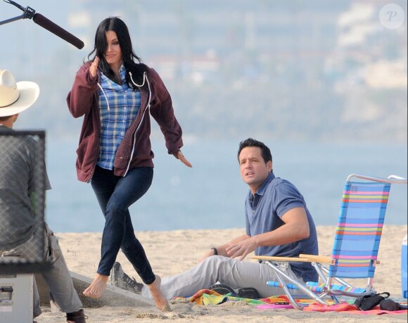 Courteney Cox et Josh Hopkins sur le tournage de "Cougar Town" à Malibu, le 6 decembre 2012. La fille de Courteney, Coco, est venue lui rendre visite.