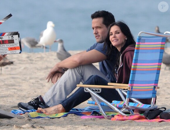 Courteney Cox et Josh Hopkins sur le tournage de "Cougar Town" à Malibu, le 6 decembre 2012. La fille de Courteney, Coco, est venue lui rendre visite.