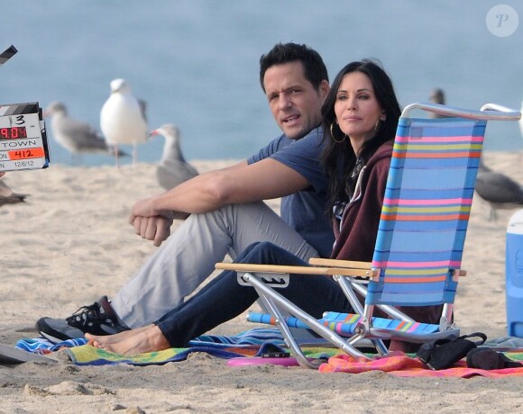Courteney Cox et Josh Hopkins sur le tournage de "Cougar Town" à Malibu, le 6 decembre 2012. La fille de Courteney, Coco, est venue lui rendre visite.