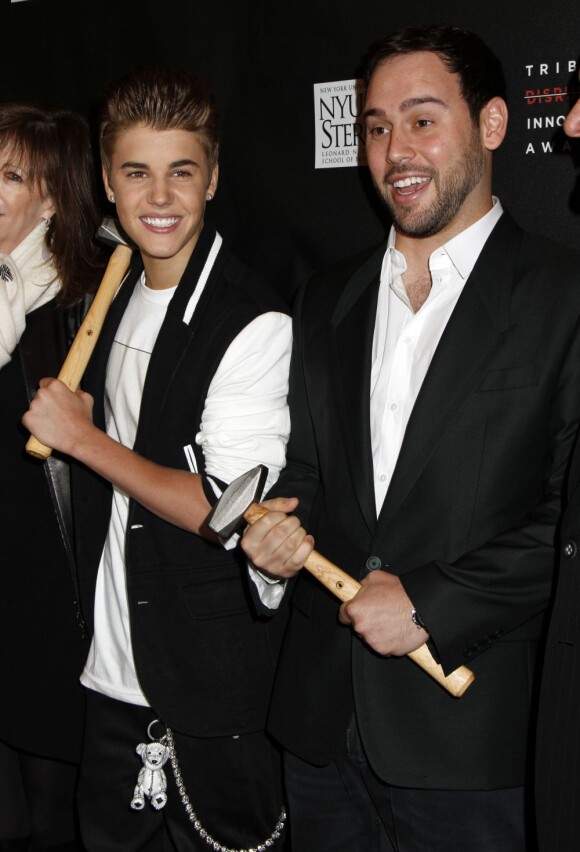 Justin Bieber et son manager Scooter Braun à New York le 27 avril 2012.