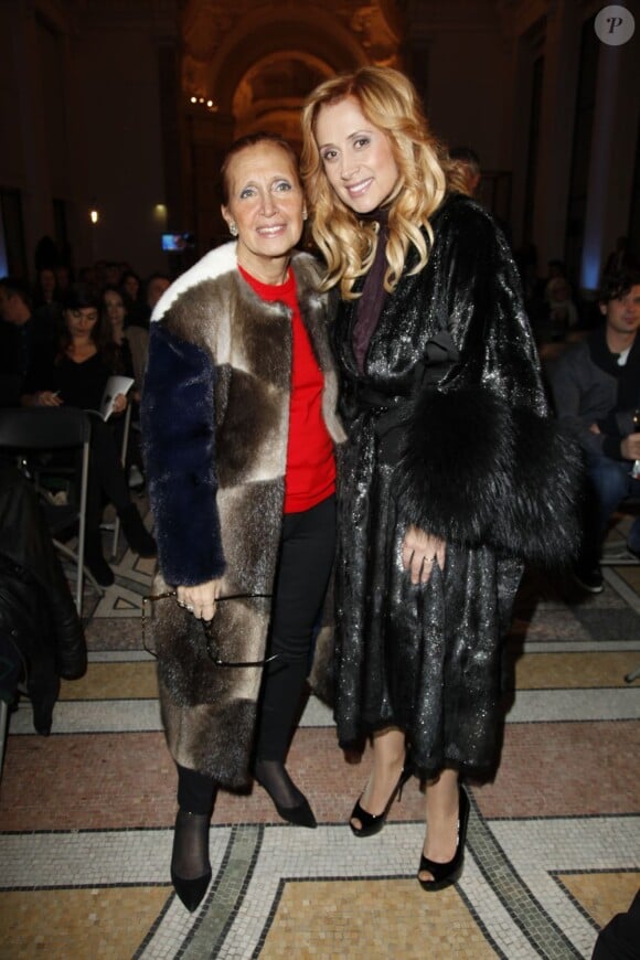 Danielle Steel et Lara Fabian à Paris le 3 décembre 2012 lors de la vente aux enchères des Frimousses de Créateurs au Petit Palais