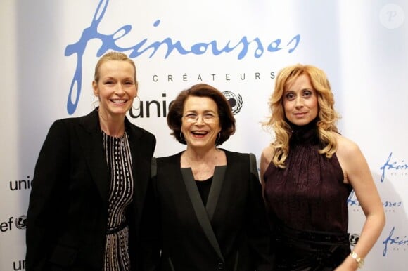 Estelle Lefébure, Michèle Barzach, présidente de l'UNICEF en France et Lara Fabian à Paris le 3 décembre 2012 lors de la vente aux enchères des Frimousses de Créateurs au Petit Palais
