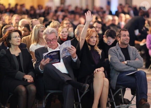 Michèle Barzach, Alain Delon, Lara Fabian et Bernard Montiel à Paris le 3 décembre 2012 lors de la vente aux enchères des Frimousses de Créateurs au Petit Palais