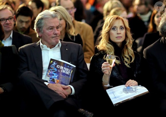 Alain Delon et Lara Fabian à Paris le 3 décembre 2012 lors de la vente aux enchères des Frimousses de Créateurs au Petit Palais